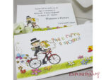 Partecipazione con mamma e papà cartoon in bicicletta BP051947
