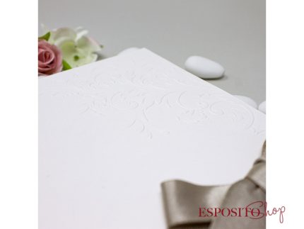Partecipazione con disegni in rilievo fiocco raso tortora BP051735