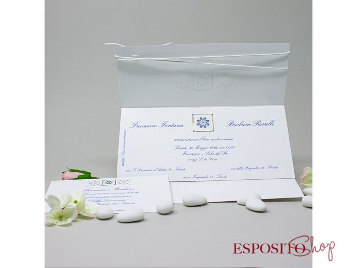 Partecipazione con fiori azzurri e cordino bianco BP052202