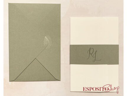 Partecipazione verde con fascia con iniziali sposi F1726